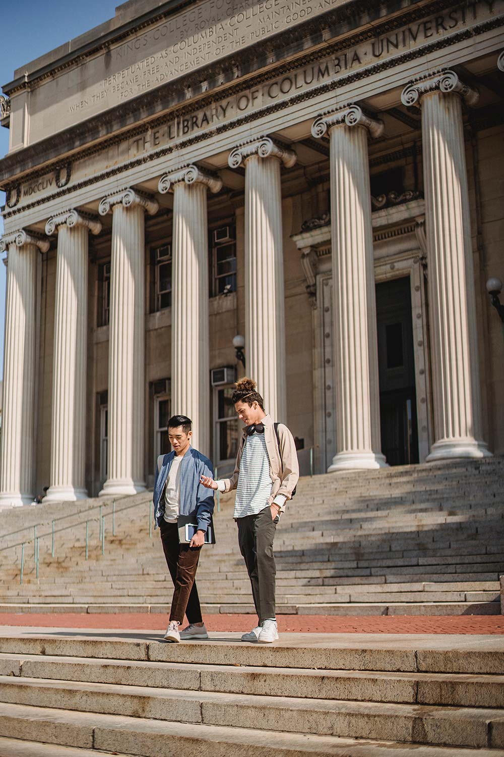 Étudiants devant un bibliothèque